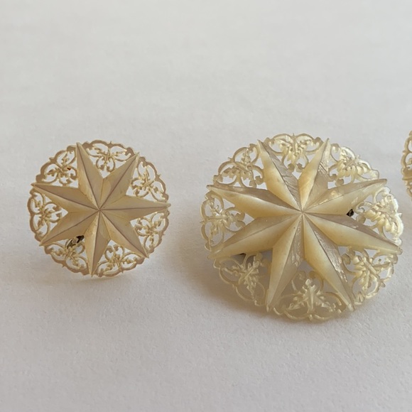 Vintage Carved Mother of Pearl Brooch & Earrings - Picture 5 of 14